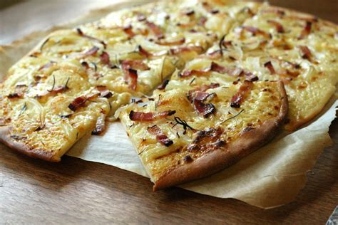  Tarte Flambée: A Symphony of Crispy Crust and Creamy Decadence Awaits Your Taste Buds!