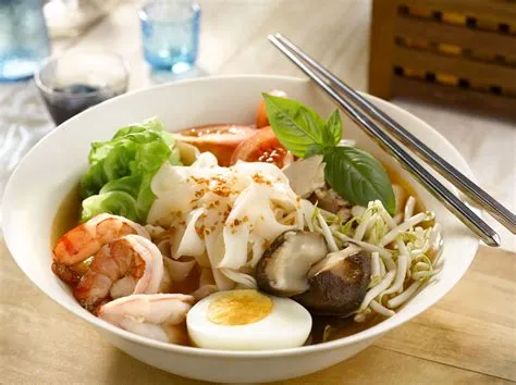  ก๋วยเตี๋ยวหัดซา: ซุปเข้มข้นจากเนื้อกระดูก และหน้าตาโดดเด่นด้วยเส้นบะหมี่เหนียวนุ่ม