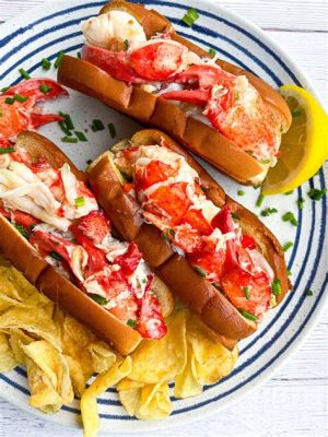  Lobster Roll: หารสชาติหวานหอมของเนื้อล็อบสเตอร์สดกับความนุ่มละมุนของขนมปัง